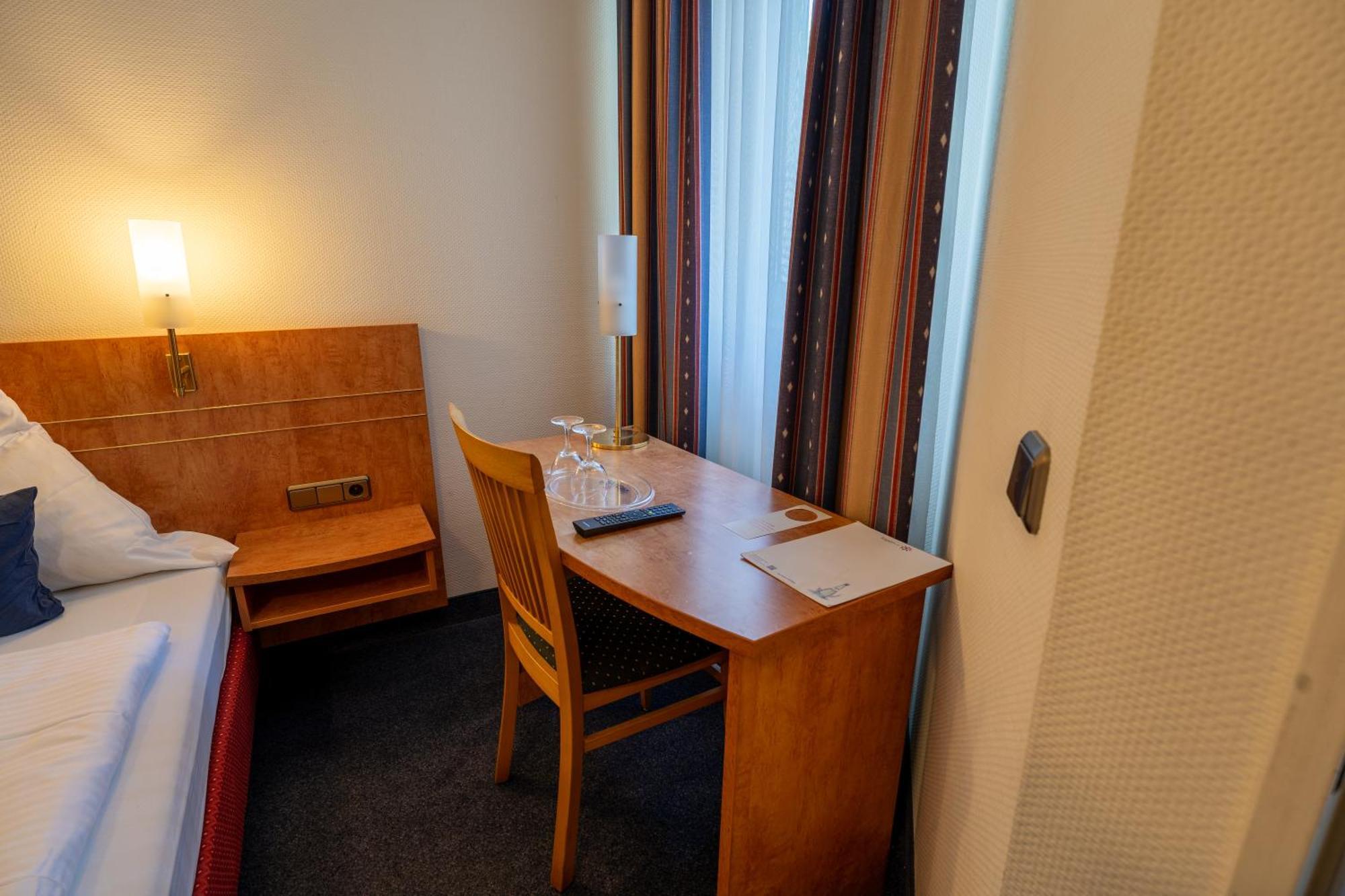Airport Business Hotel Koeln Bagian luar foto